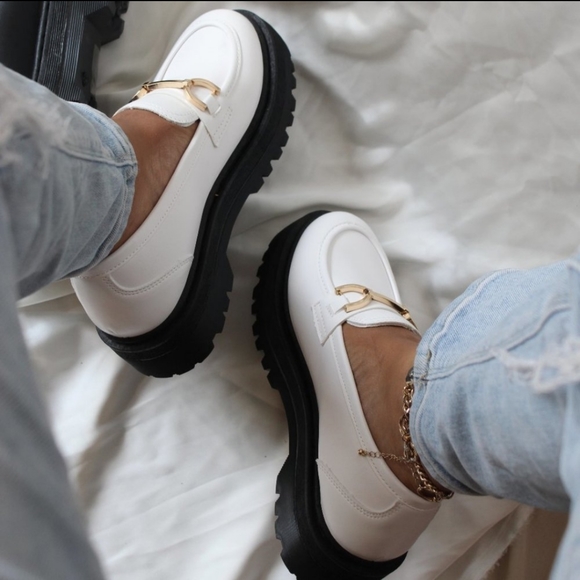 🚨FEW PAIRS LEFT// Chain detail White Platform Loafer - Picture 4 of 11